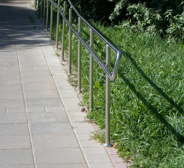 Güneşli Yaz Gününde Parkta Metal Çitler — Stok fotoğraf