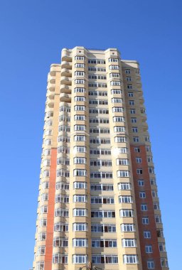 Kuru güneşli bir günde ev inşaatı