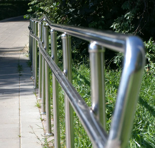 晴れた夏の日に公園の金属フェンス — ストック写真
