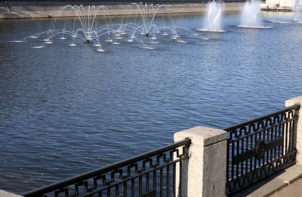 Fontaine Sur Rivière Jour — Photo