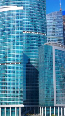 Gökyüzü arka planındaki ofis binasının kenarı