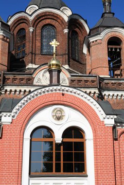 Kuru ve güneşli bir günde kilise