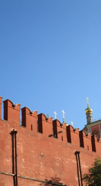Gökyüzü arka planında Kremlin duvarı