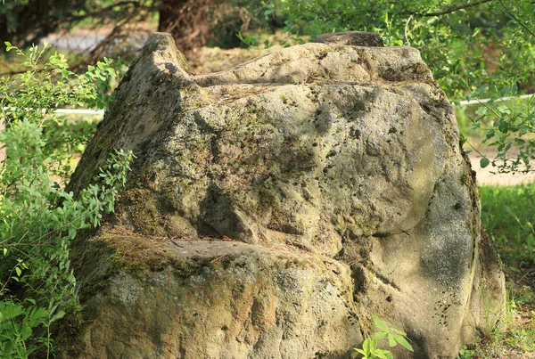 在日本的花园里 石头一天比一天多 — 图库照片