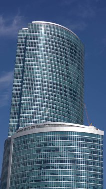 Gökyüzü arka planındaki ofis binasının kenarı