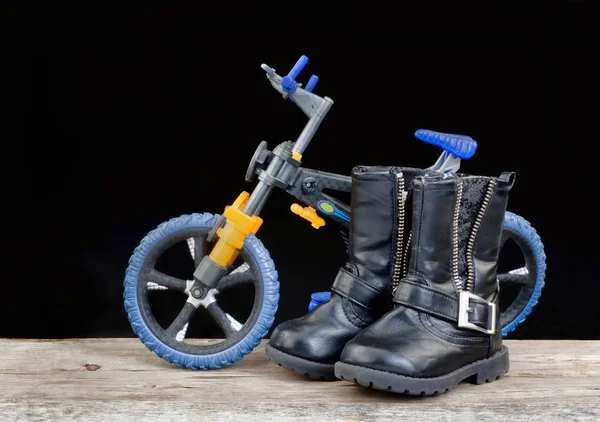 バイク楽しい革のブーツとあなたのタイプのための部屋と極端な自転車 — ストック写真