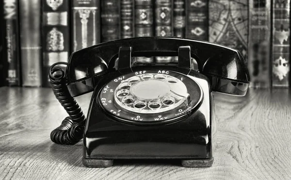 Téléphone rotatif ancien style . — Photo