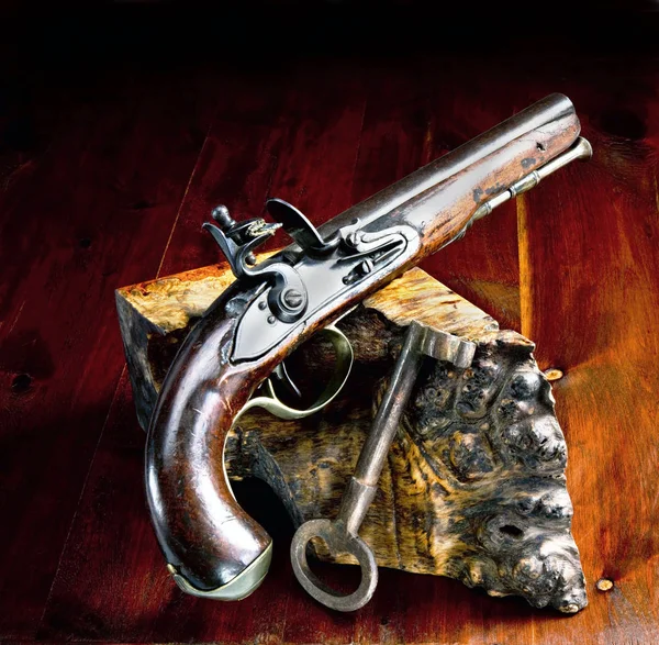 Křesadlové pistole a Dozorců klíč. — Stock fotografie