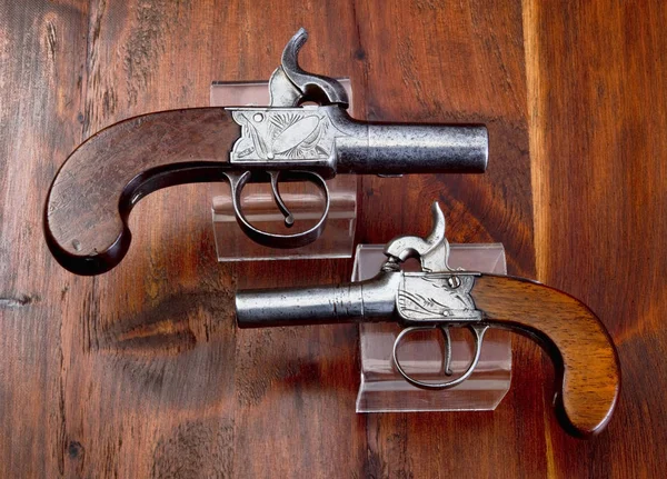 Pistolas inglesas antiguas de la manguito de la percisión . — Foto de Stock