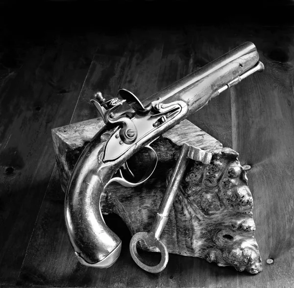 Flintlock Pistol și închisori cheie . — Fotografie, imagine de stoc