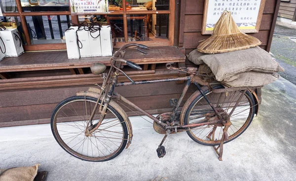 Vieja Bicicleta Oxidada Con Sacos Arroz Taiwán —  Fotos de Stock