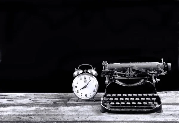 Antieke Typerwriter en wekker. — Stockfoto