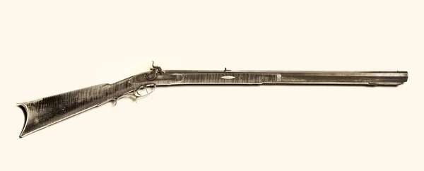 在1840 左右制造的古色古香的灌注山步枪 带有虎枫木和黑色和白色的双套触发器 — 图库照片