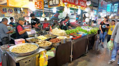 Hengchun, Tayvan - Dec.8,2018 - yoğun gıda mahkeme Tayvan'da Hengchun, almak için harika bir yer almak ucuz taze yiyecek.                                 