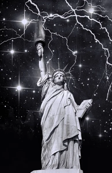 Estátua Liberdade Uma Tempestade Iluminação Estrelas Preto Branco — Fotografia de Stock
