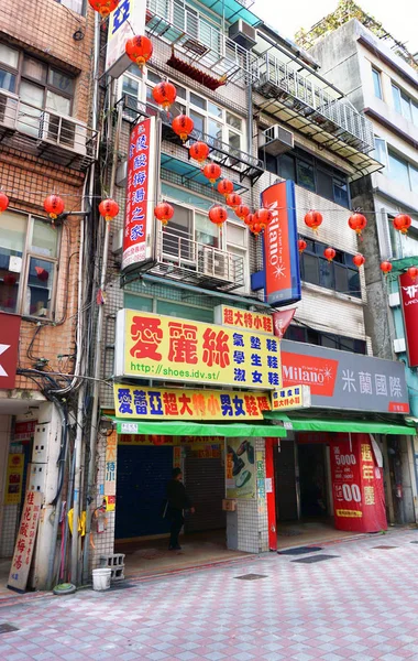 Taipei, Tayvan - Dec.2,2018 - A tipik doentown Taipei'de sokak, mağaza sahibi dükkan sokaktan çalışır ve kendi daire yukarıdaki katlarına yaşıyor.                              