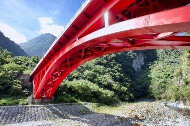 Chiayi, Tayvan, Taroko Milli Parkı Köprüsü ve dağ yürüyüş yolu nefes kesen manzaralarına sahip.