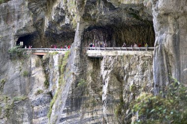 Chiayi, Tayvan - 3 Aralık 2018 - Taroko Milli Parkı granit yürümek-den geçerek dağların nefes kesici manzarası.