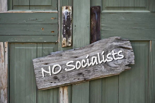 Социалисты Допускаются Внутрь Таблички Старой Зеленой Двери — стоковое фото