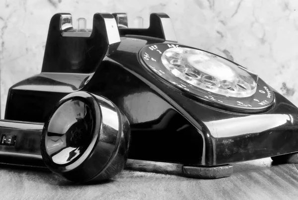 黒と白の古いスタイルのブラック ロータリー電話 — ストック写真