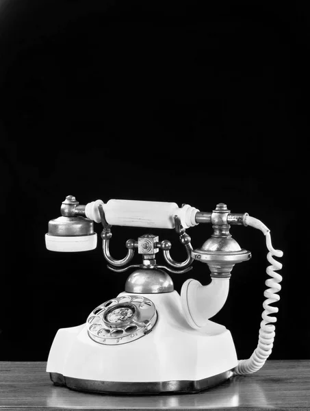 白と黒のあなたの種類のための部屋を持つ古いスタイル フランス スタイルのロータリー電話 — ストック写真