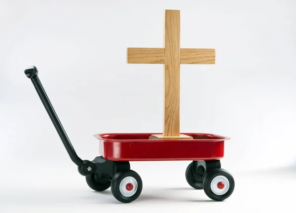 Petit chariot rouge et la croix . — Photo