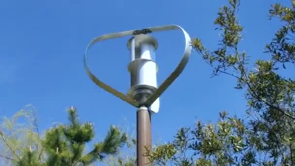 Turbina Eólica Pequeña Escala Girando Viento — Vídeo de stock