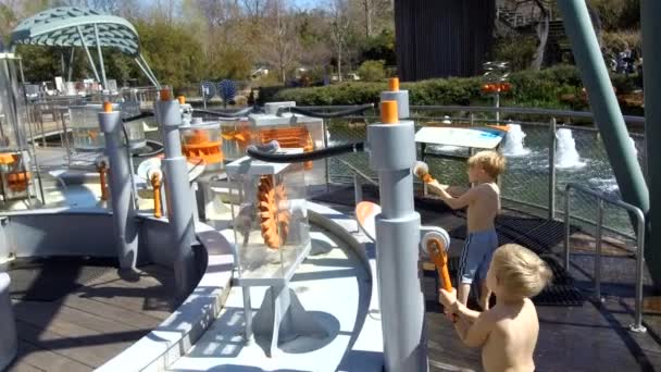 Dallas Texas Março 2019 Crianças Brincando Exposição Livre Dallas Arboretum — Vídeo de Stock
