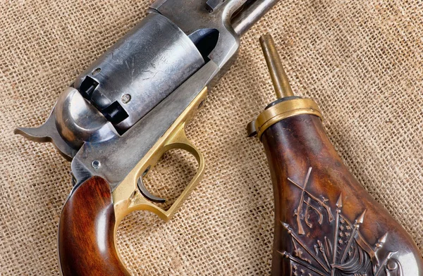 Pistola de vaquero antiguo y matraz de pólvora . — Foto de Stock
