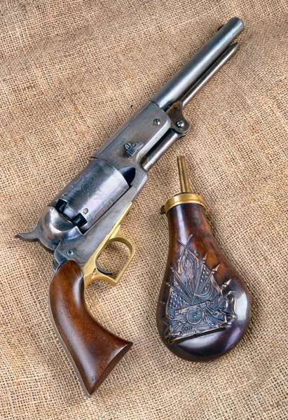 古董牛仔手枪和火药烧瓶. — 图库照片