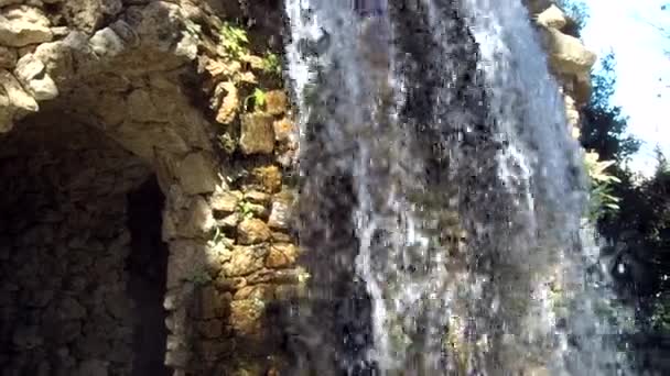 Stříkající voda na vodopádech a říční skály.
