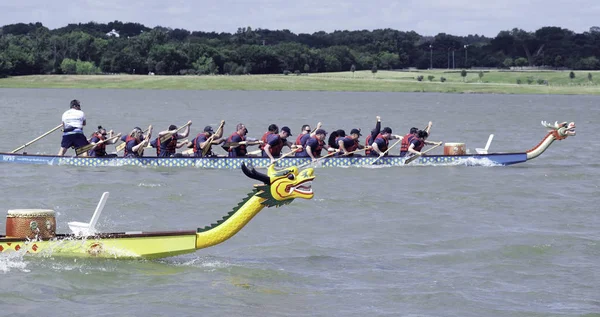 Course de bateau dragon . Photo De Stock