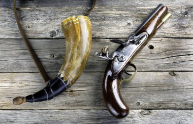 Antik Flintlock Tabanca ve Barut Boynuz.