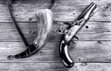 Antik Flintlock Tabanca ve Barut Boynuz.