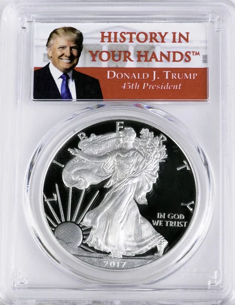 Donald J. Trump srebrny Orzeł Dolar Coin. — Zdjęcie stockowe