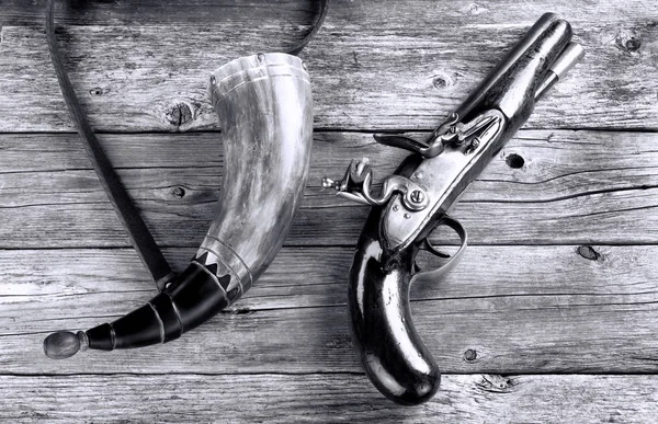 Pistola antigua Flintlock y cuerno de pólvora . — Foto de Stock