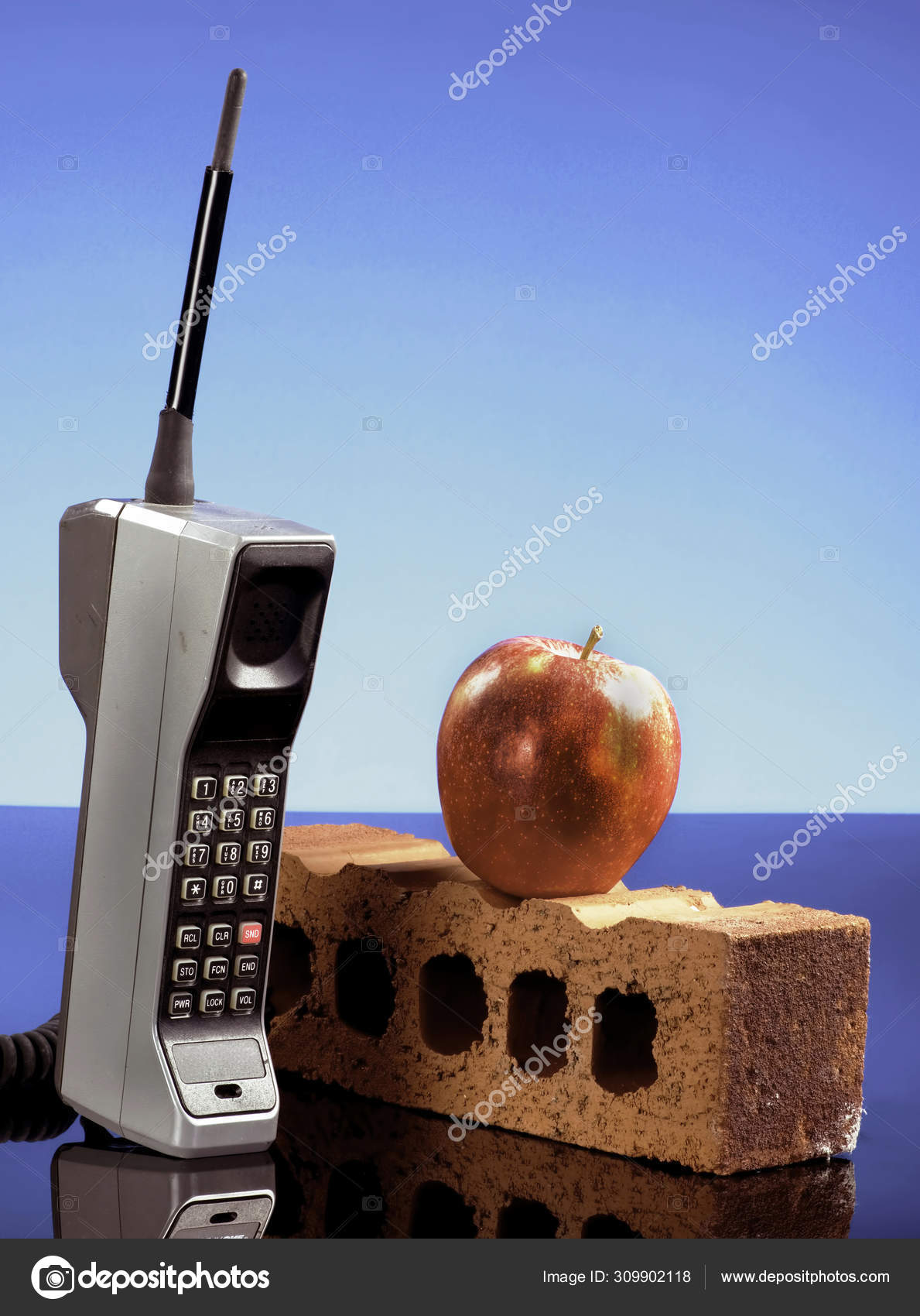 Telefone Celular Retro Usado Velho Da Pilha Isolado No Branco Imagem de  Stock - Imagem de falar, contato: 128105387