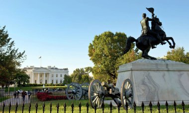 Washington, DC - Ekim 2013 Lafayette Meydanı. Lafayette Meydanı, Beyaz Saray 'ın tam kuzeyinde bulunan ve Andrew Jackson' ın bronz binicilik heykelini gösteren 7 dönümlük bir parktır..