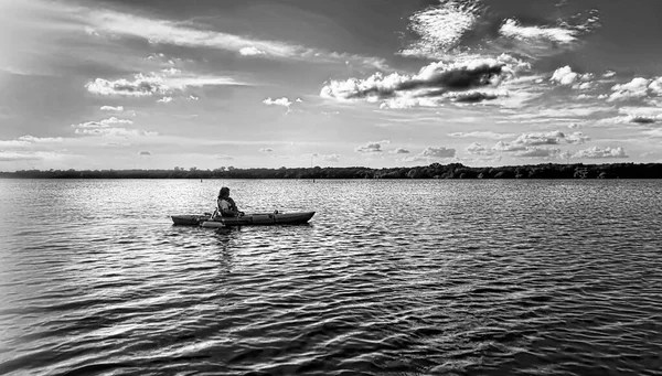 Turista Kayak Nel Tardo Pomeriggio Lago Calmo Bianco Nero — Foto Stock