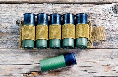 12 kalibrelik av tüfeği mermileri, silahın yanında taktik mermi tutacağı var..