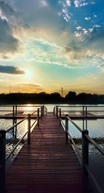 Teksas Gölü, gün batımında kayıkhanede senin tipine yer olduğunu gösteriyor..