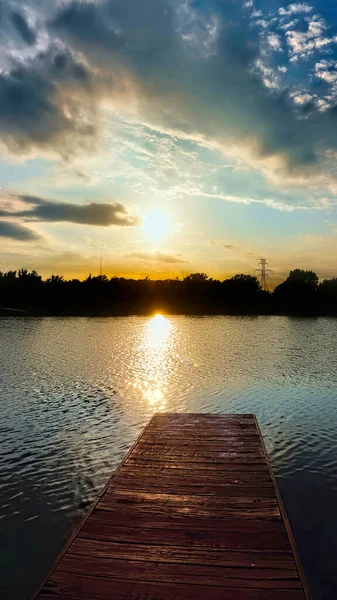 Teksas Gölü, gün batımında kayıkhanede senin tipine yer olduğunu gösteriyor.