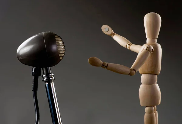 Drewniany Manekin Śpiewający Zabytkowego Mikrofonu — Zdjęcie stockowe