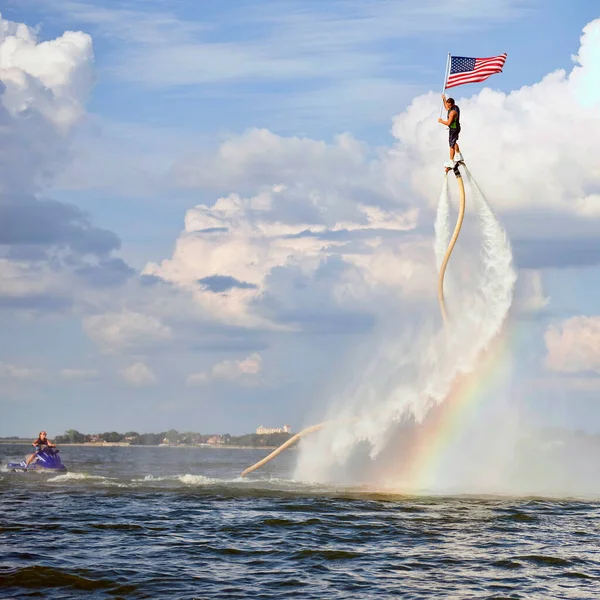 Rocket Man Die Vliegt Een Jet Fly Board Bij Lake Stockfoto