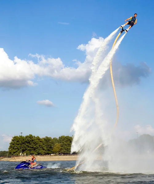 ロケットマン テキサス州アーリントン湖のジェットフライボード上を飛ぶ — ストック写真