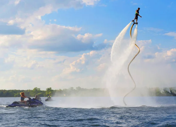 ロケットマン テキサス州アーリントン湖のジェットフライボード上を飛ぶ — ストック写真
