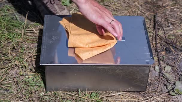 Der Mann Öffnet Eine Schachtel Mit Geräuchertem Fisch — Stockvideo