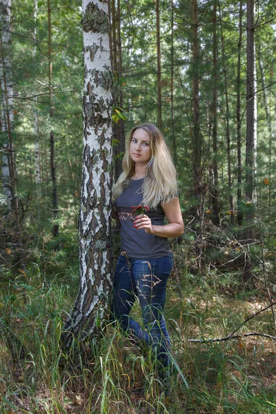 Uma Menina Uma Floresta Com Ramo Mirtilo Mão — Fotografia de Stock