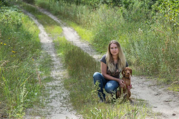 森林歩道上に木で犬と少女 — ストック写真