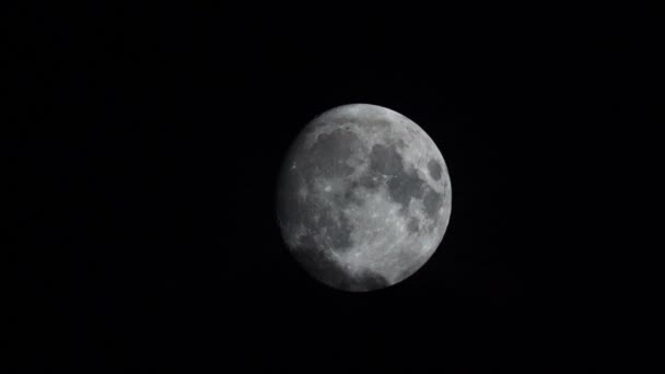 Księżyc Świeci Przez Chmury Unoszące Się Niebie — Wideo stockowe